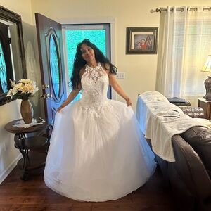 14 sleeveless David's Bridal smoke-free house